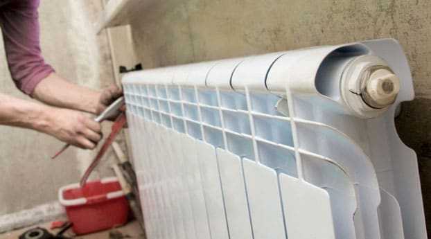 Когда течет батарея отопления, важно сразу же принять меры, чтобы предотвратить затопление помещения и соседей снизу Течет батарея отопления