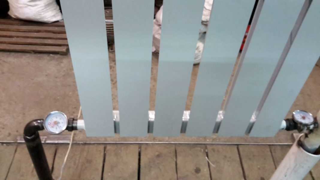 Непосредственно перед монтажом нужно струсить батарею, то есть создать такие условия, чтобы легко испаряющийся рабочий состав стек вниз Вакуумные радиаторы отопления