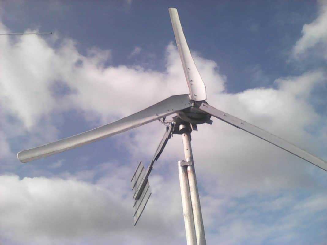 При выборе ветряного генератора нужно учитывать мощность электрической энергии, стоимость оборудования Ветряной генератор