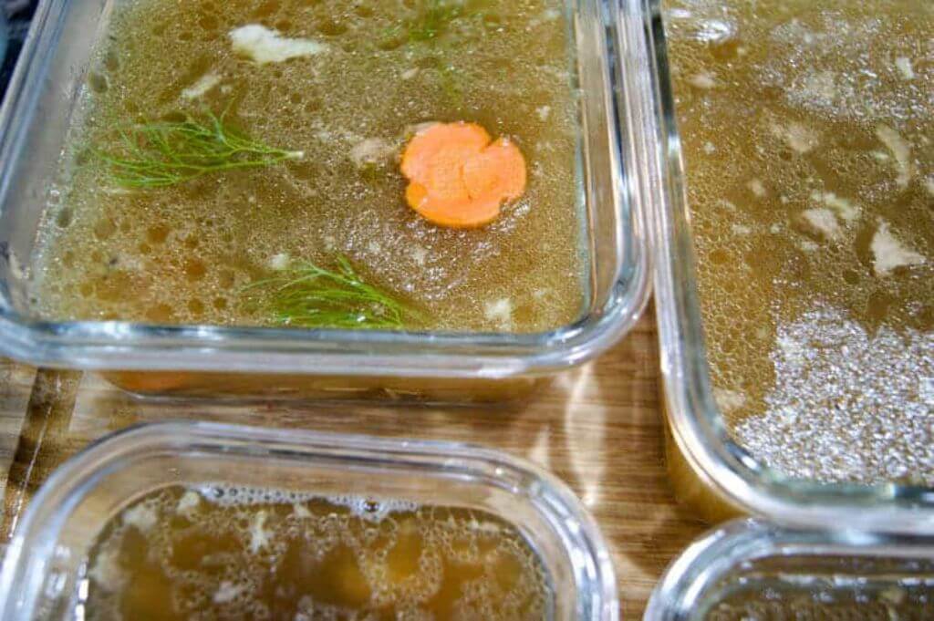 Можно ли ставить горячие продукты в холодильник?
