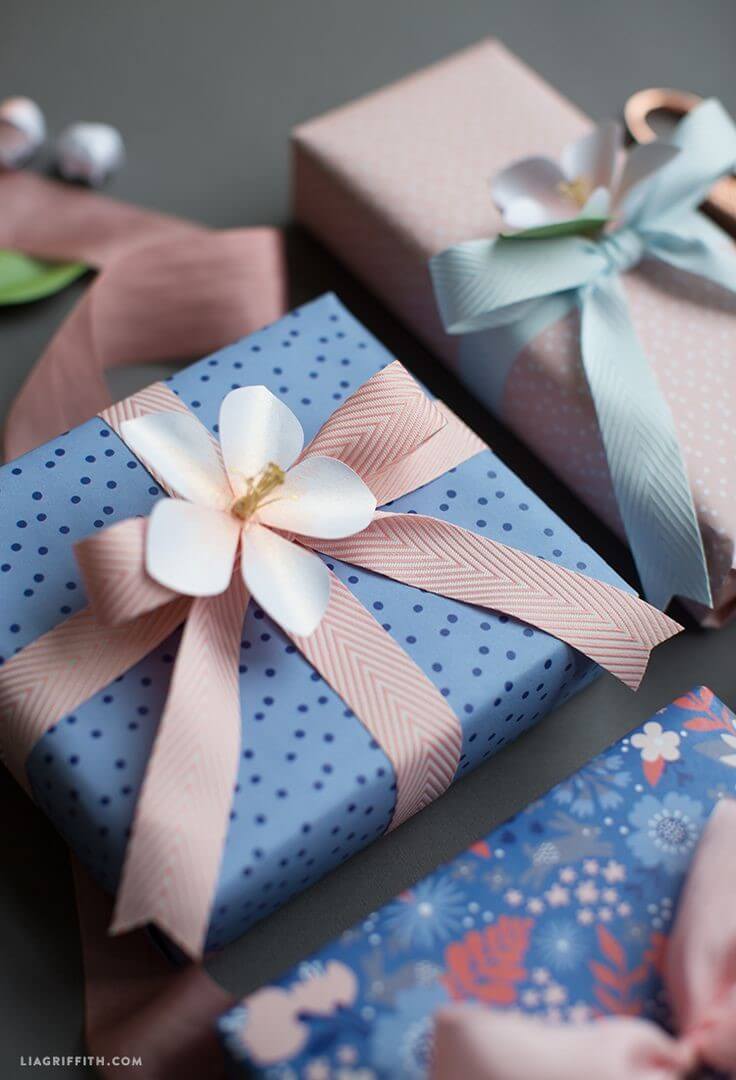 Как упаковать и оформить подарок на 8 марта своими руками, 47 идей с фото