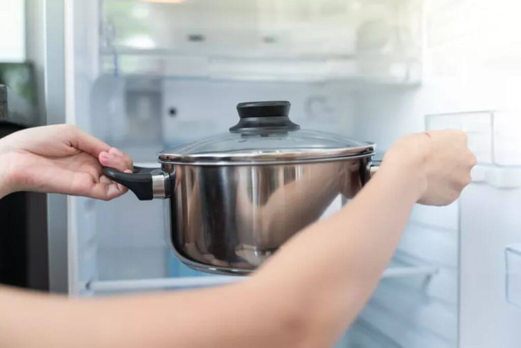 Можно ли ставить горячие продукты в холодильник?