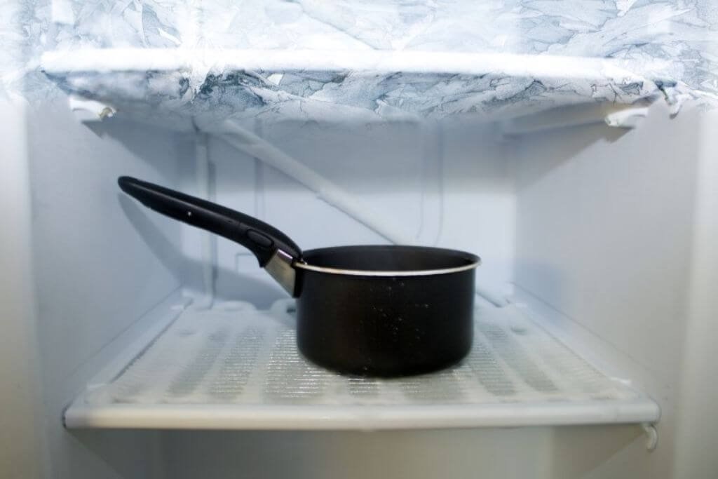 Можно ли ставить горячие продукты в холодильник?
